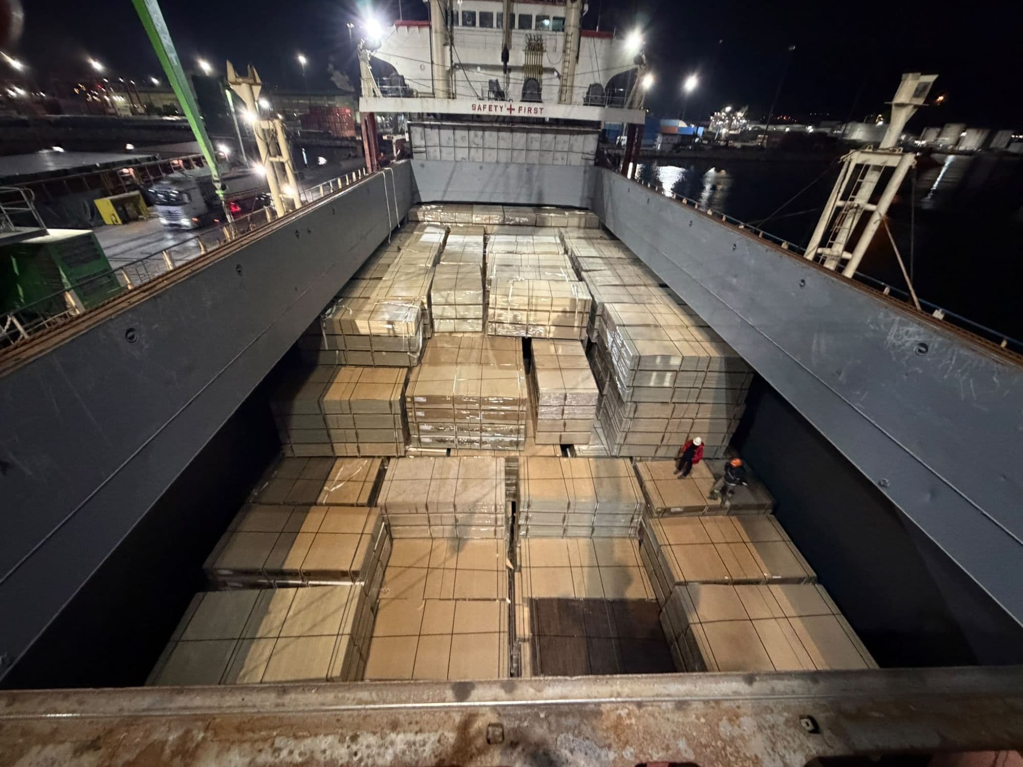 Gece yüklemesinde ambardaki panel istifi. Katlar arasında boşluk bırakılmaması, yolculuk sırasında paketlerin kaymasını ve ezilmesini engeller.